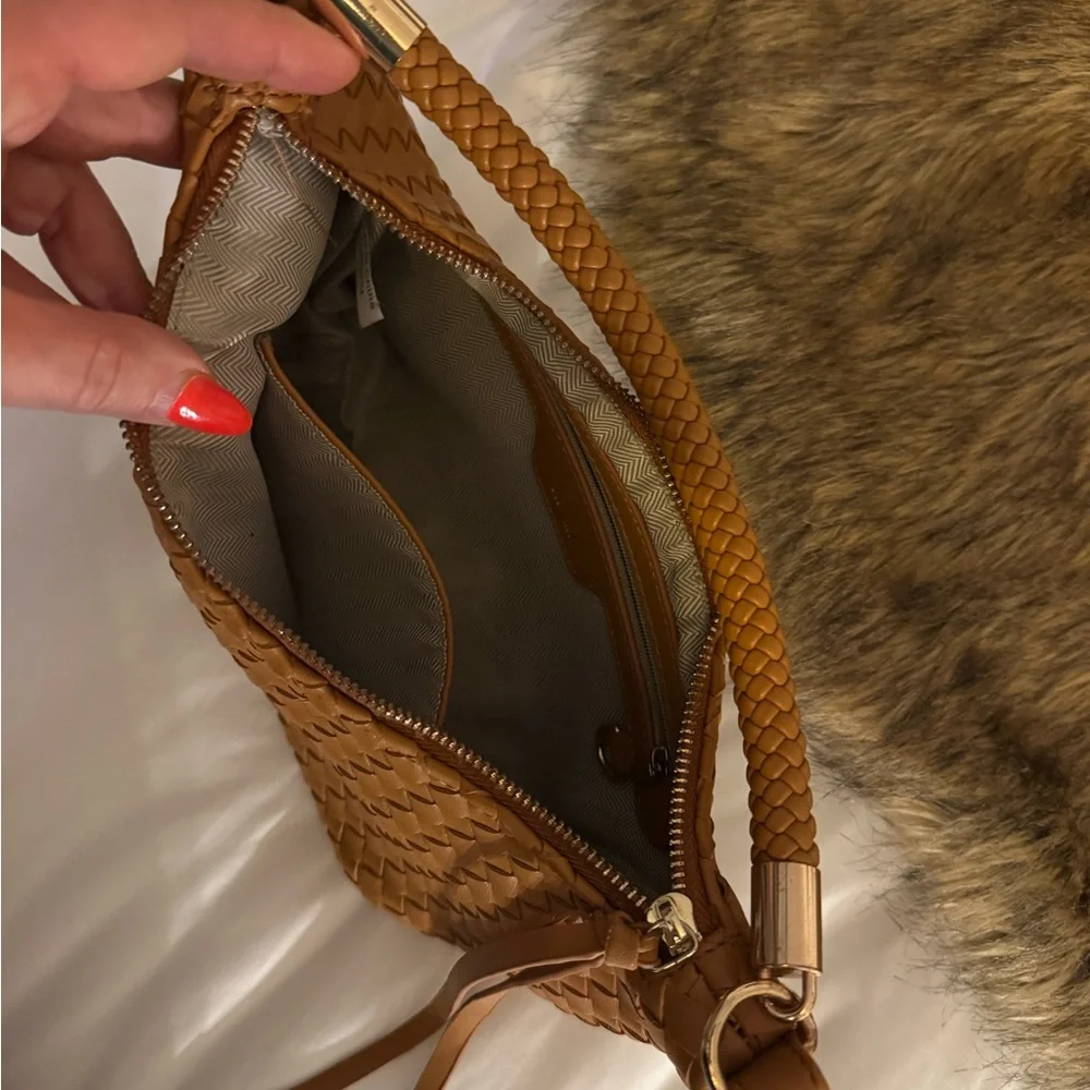 Chic Tan Woven Leather Hobo Bag - Picture 2 of 6